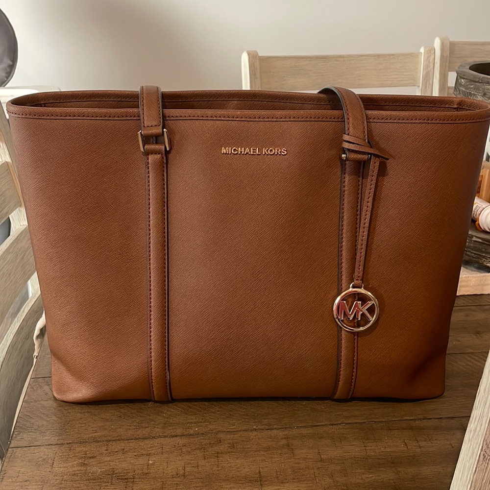 Michael Kors Tote- Fits laptop and much more! - Picture 1 of 8